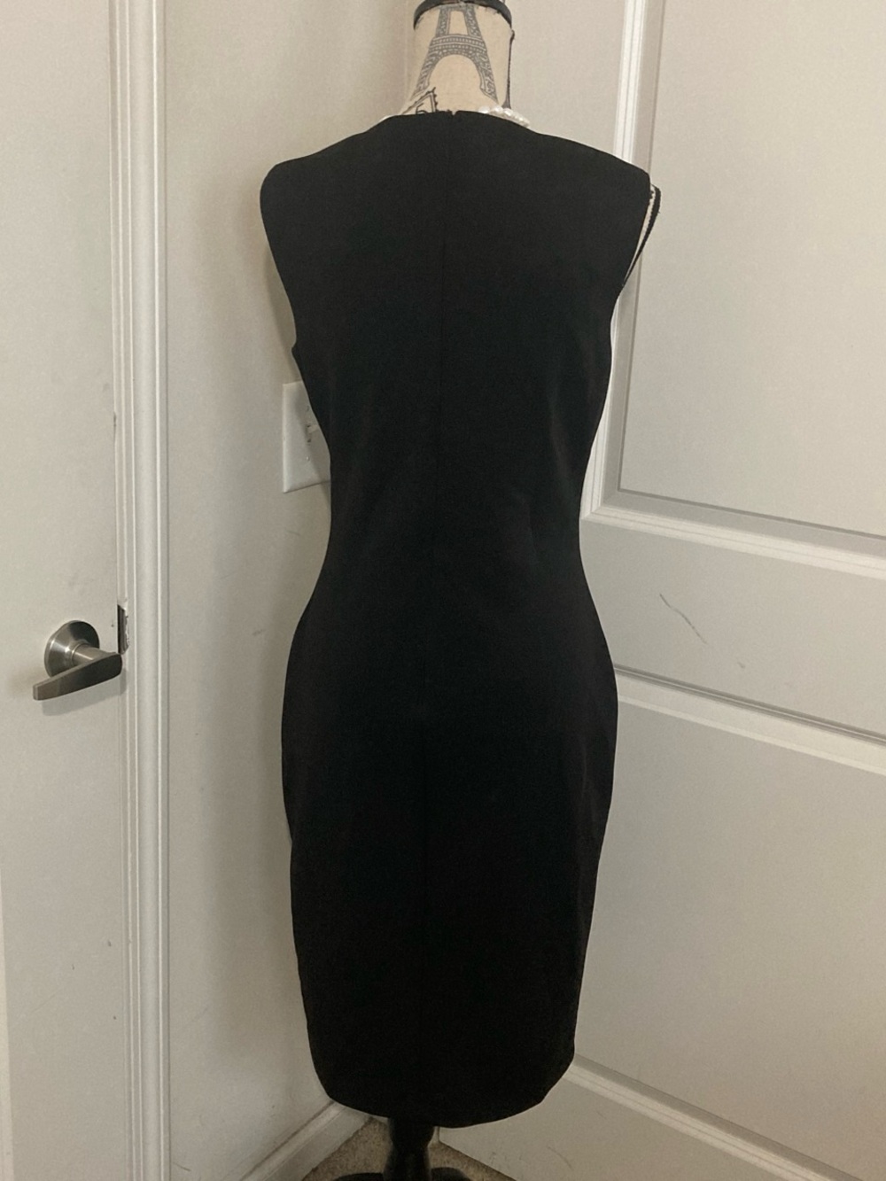 Jessica Howard Black Sleeveless V-Neck Ruffle Sheath Dress with Bejeweled Brooch - Picture 6 of 8